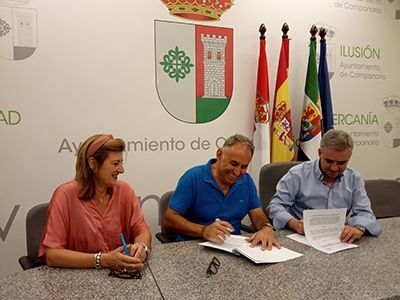 (De izda. a dcha. la Concejala de Hacienda Ángeles Calvo, el presidente de Inclusives Juan Andrés Hidalgo y el alcalde Elías López