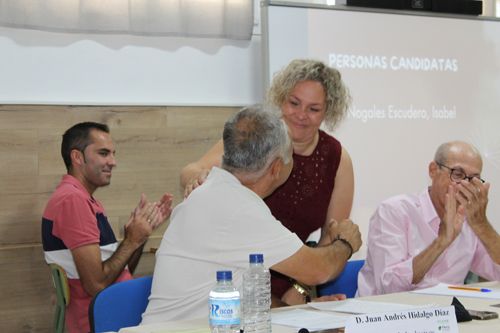Momento del saludo entre la nueva presidenta y el presidente saliente